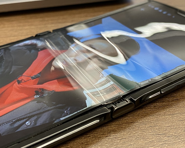 У гнучкого смартфона Motorola Razr розклеївся дисплей