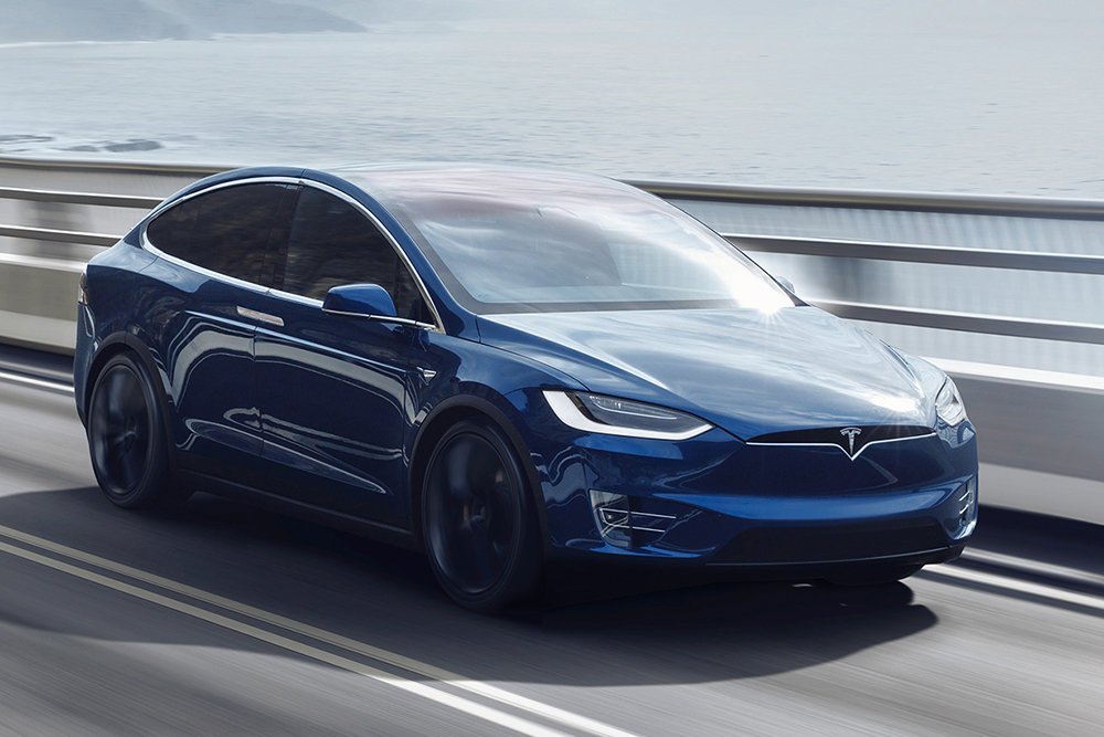 Tesla вдвічі знизила ціну на автопілот у своїх машинах