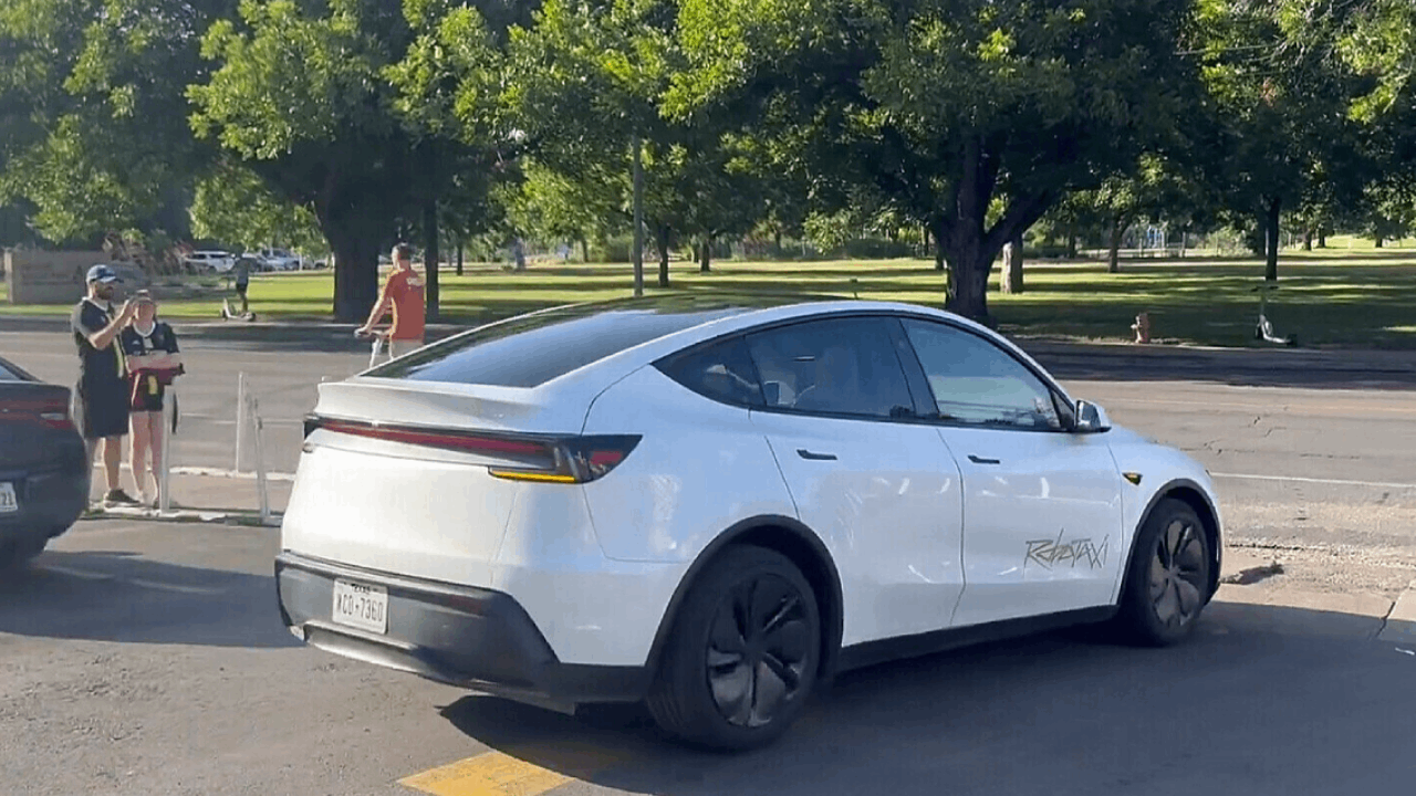 Нові роботаксі Tesla потрапили в халепу після першого дня на дорогах