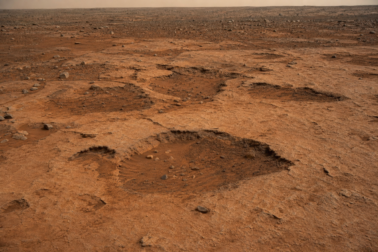 Марсохід Curiosity виявив на горі Шарп незвичні широкі заглибини