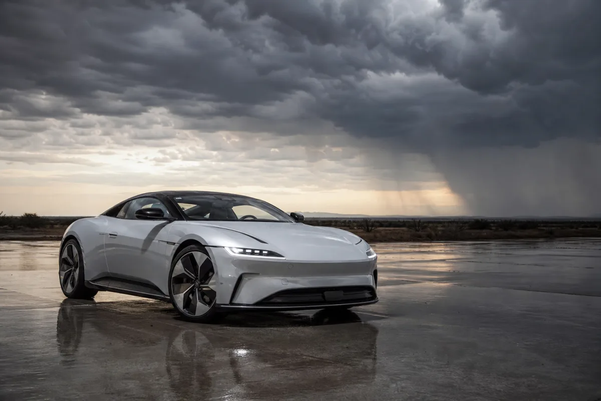 Tesla вдруге перенесла презентацію нового Roadster через негоду