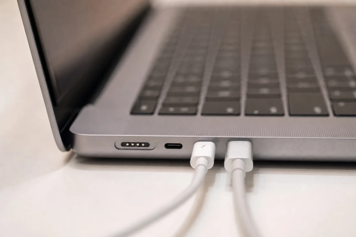 Чим порти Thunderbolt на Mac відрізняються від USB-C