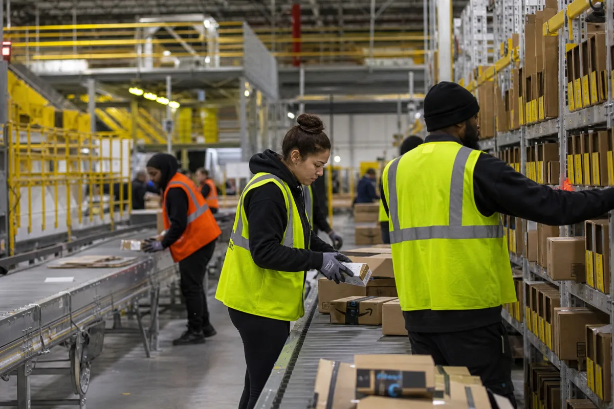 Amazon скоротила частину офісних працівників у підрозділі Stores