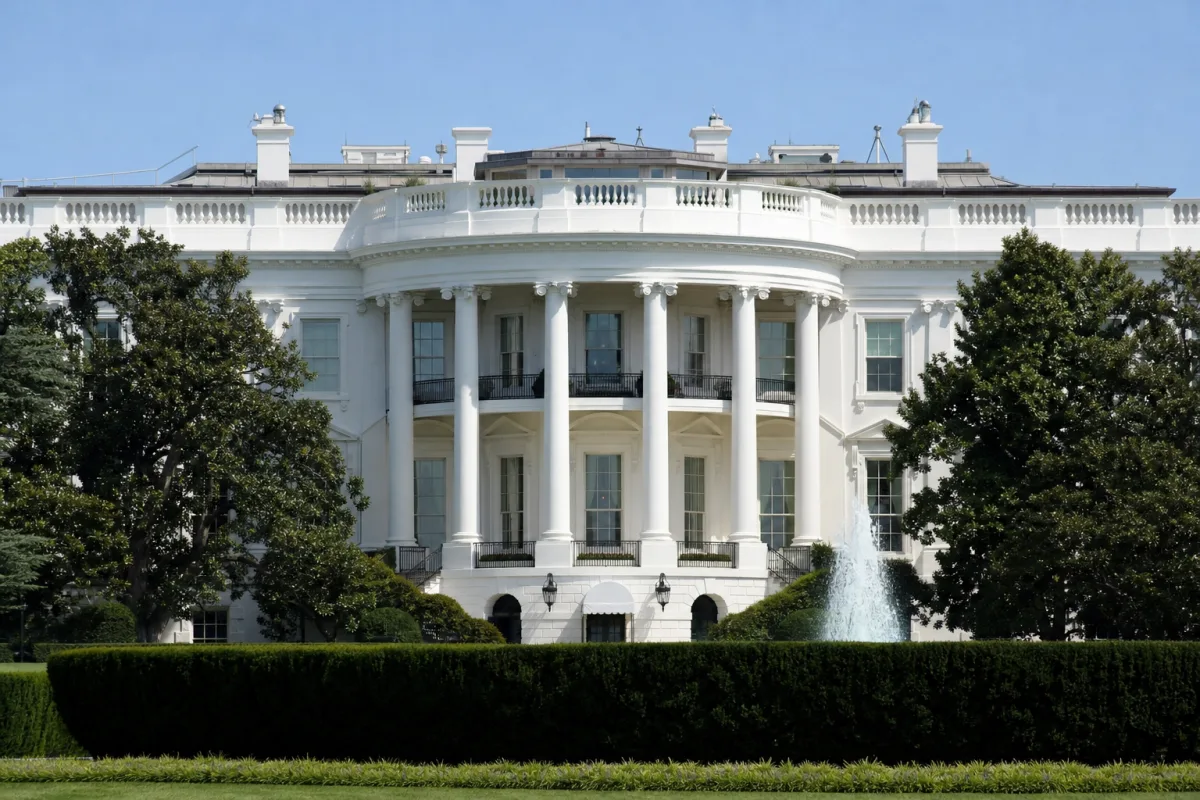 Трамп опублікував відредаговане ШІ фото про роботи в Білому домі