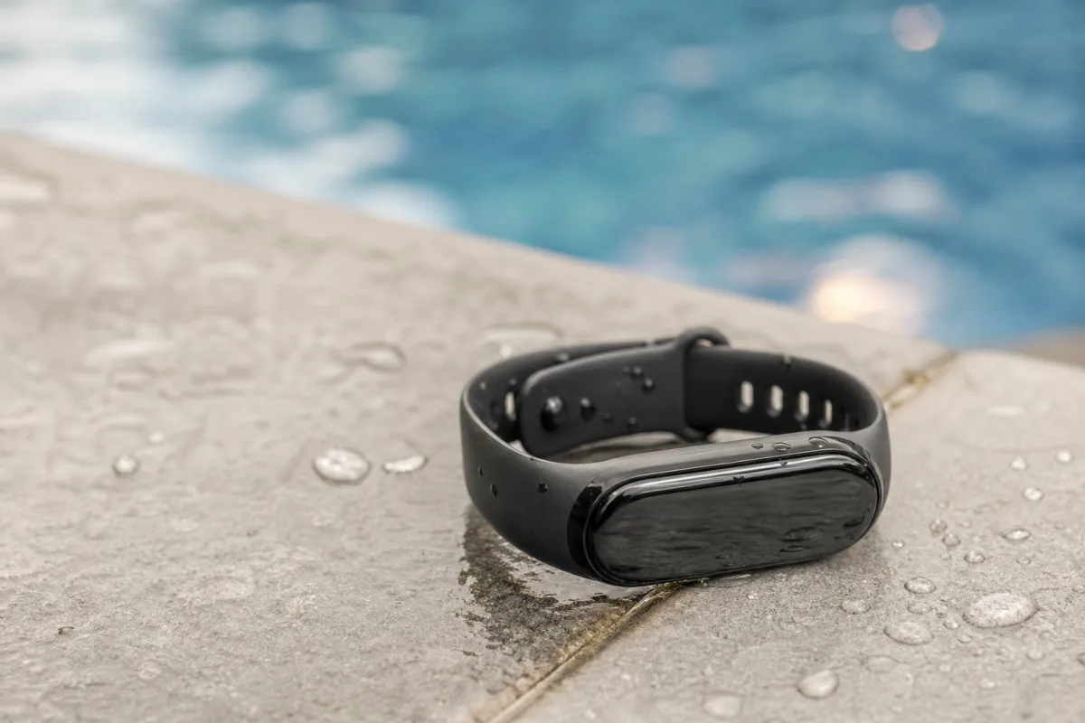 Google Fitbit Air не є водонепроникним але придатний для плавання