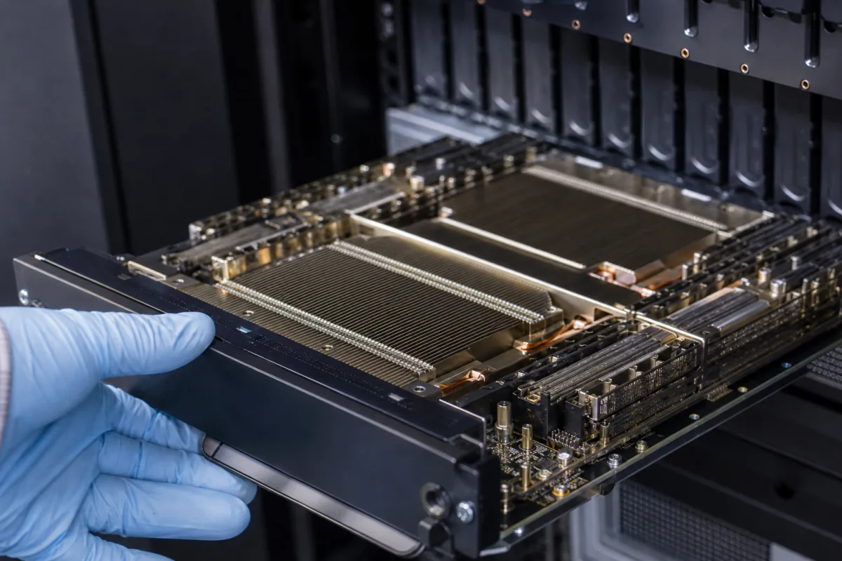 Intel представила ШІ-прискорювач GPU D-series з пам’яттю до 480 ГБ