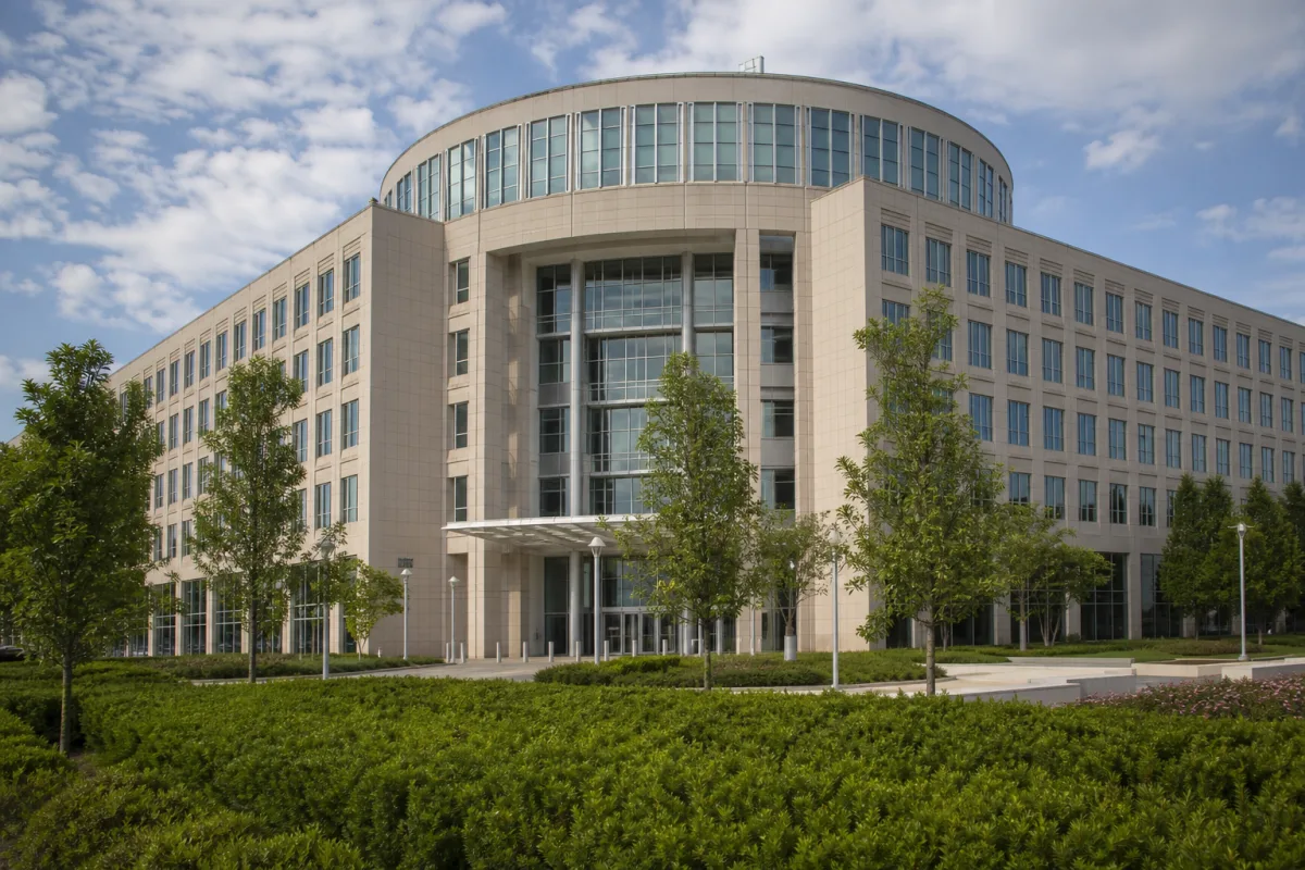 Голова FCC Брендан Карр застеріг мовників від фальшивих опитувань