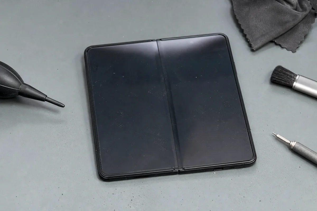 JerryRigEverything перевірив міцність складного iPhone Duo