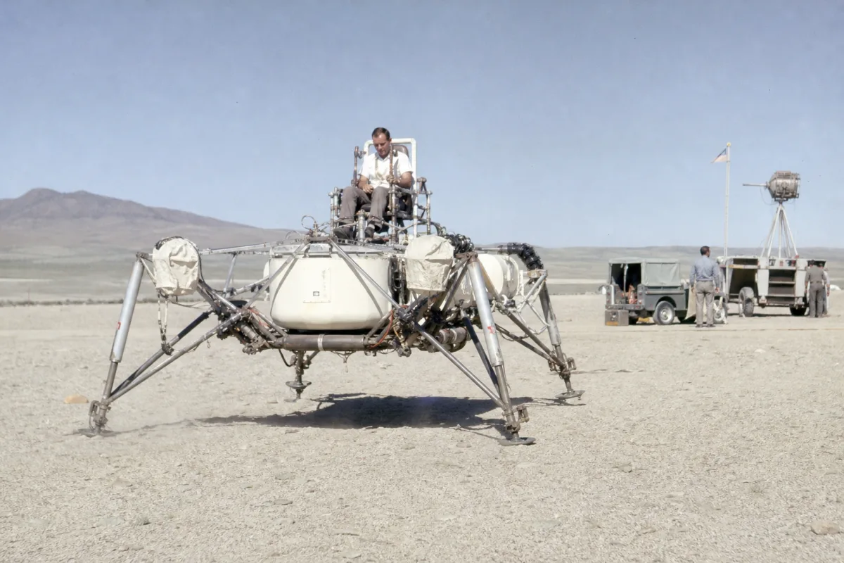 NASA 30 жовтня 1964 року вперше випробувало тренажер місячної посадки
