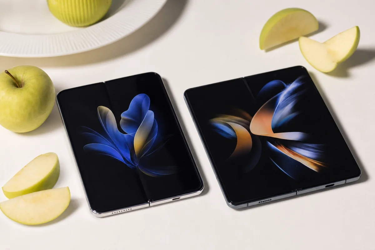Samsung у рекламі Galaxy Z Fold 8 висміяла пізній вихід iPhone Duo