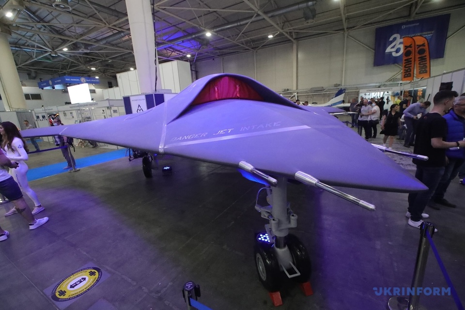 Українські розробники представили бойовий стелс-дрон. Відео