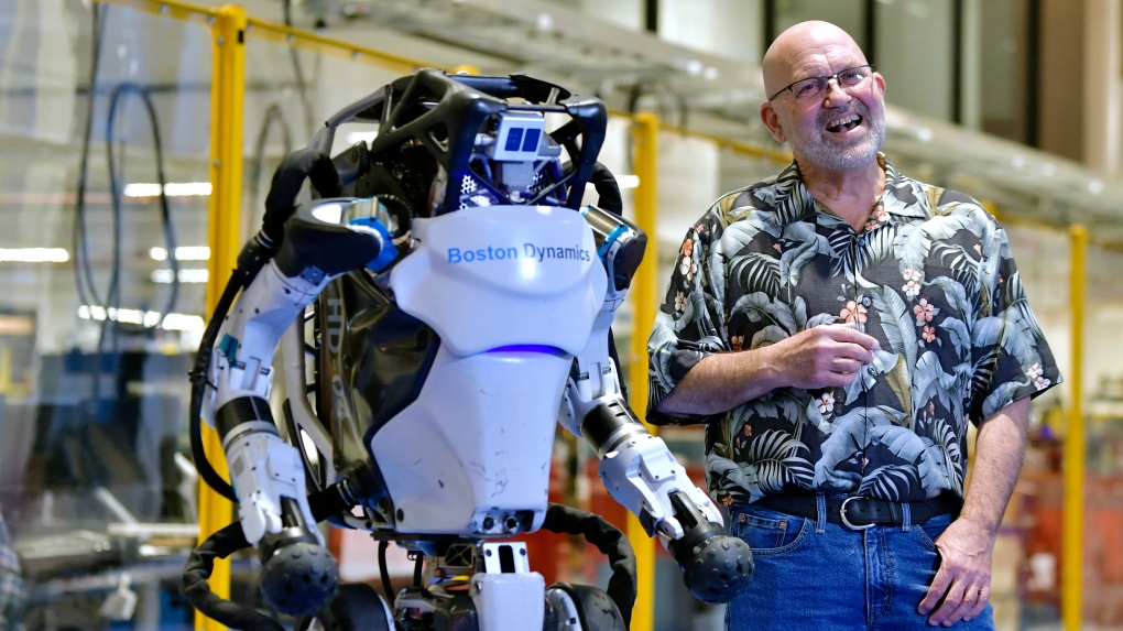 Boston Dynamics показала, як її роботи проходять смугу перешкод і роблять сальто