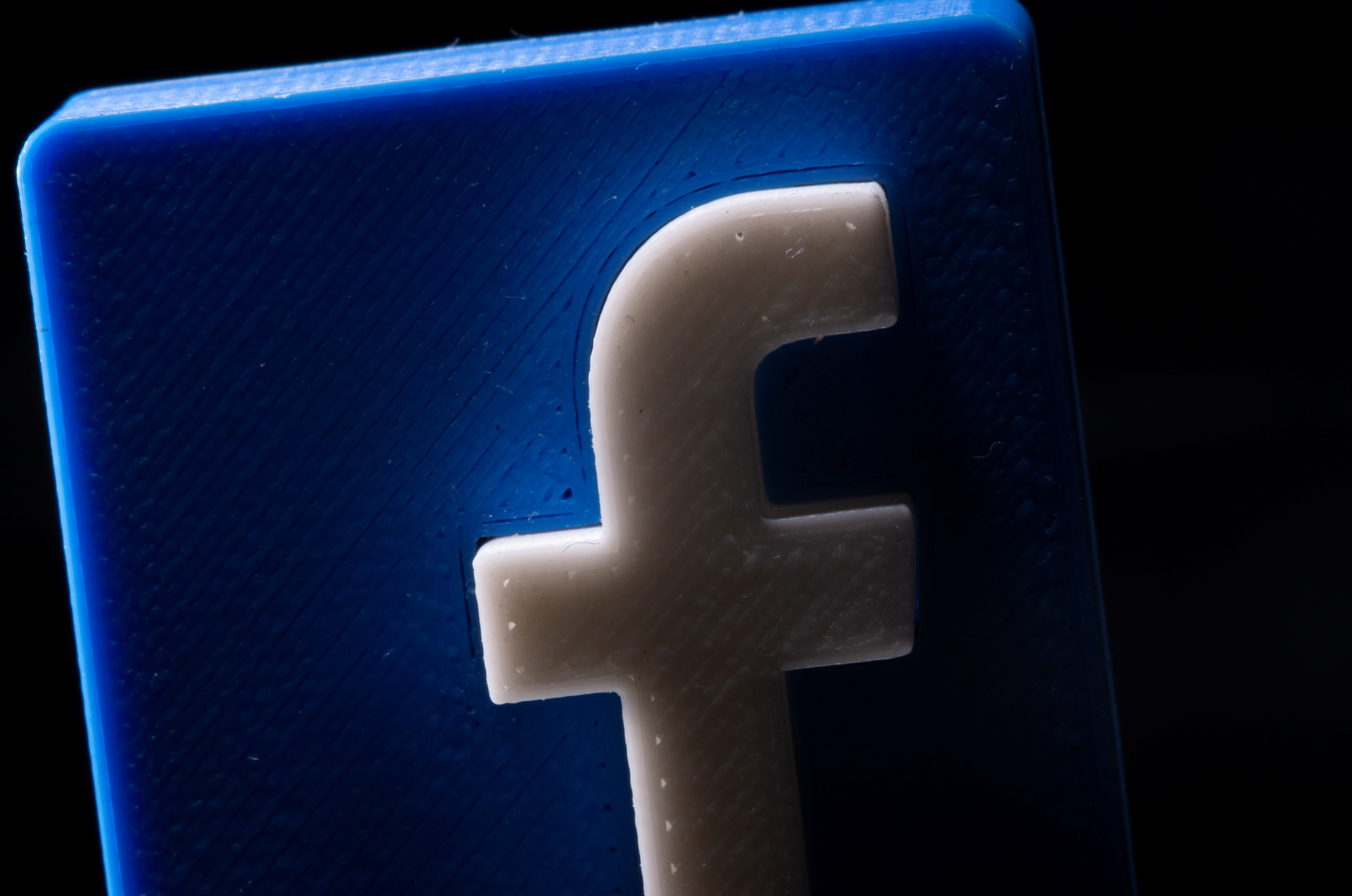 Facebook отримала два великих штрафи від США та Британії
