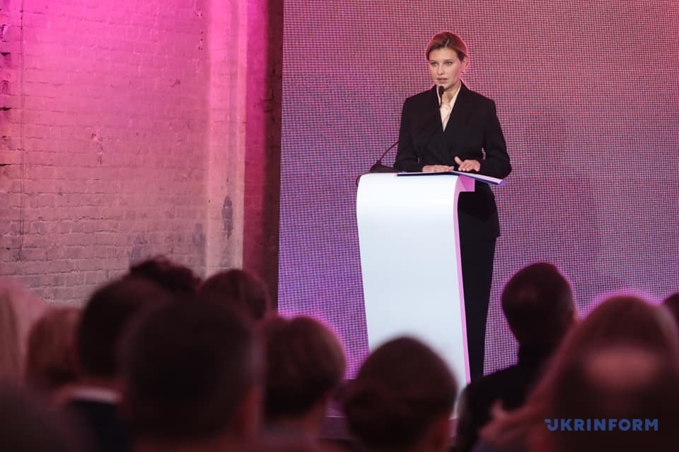 Перша леді представила у Києві додаток для допомоги жертвам домашнього насильства